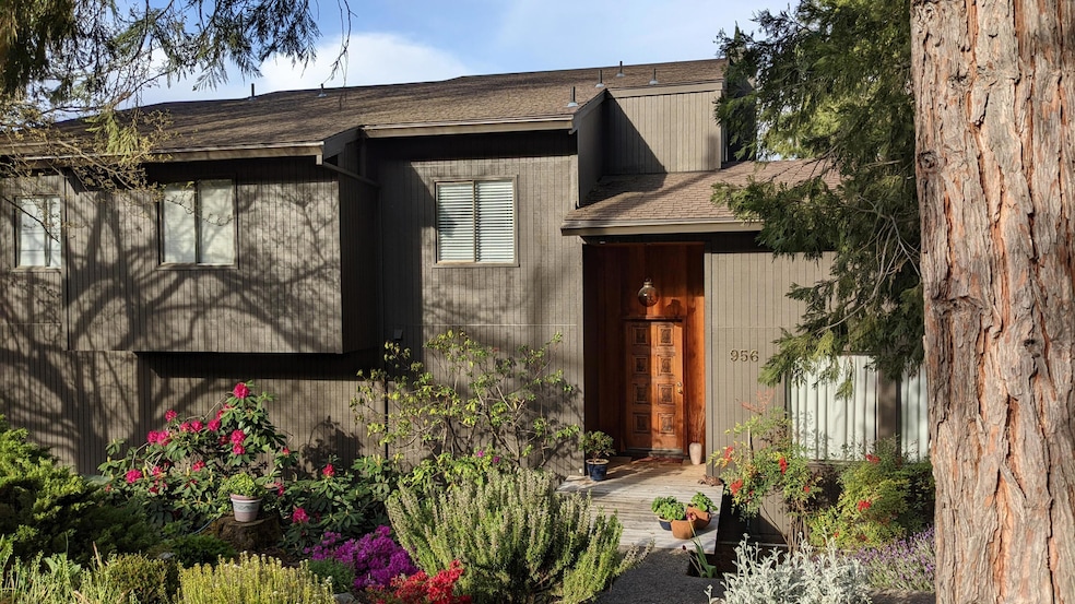 956 NE Beacon Dr, Grants Pass, OR 97526 - photo 1