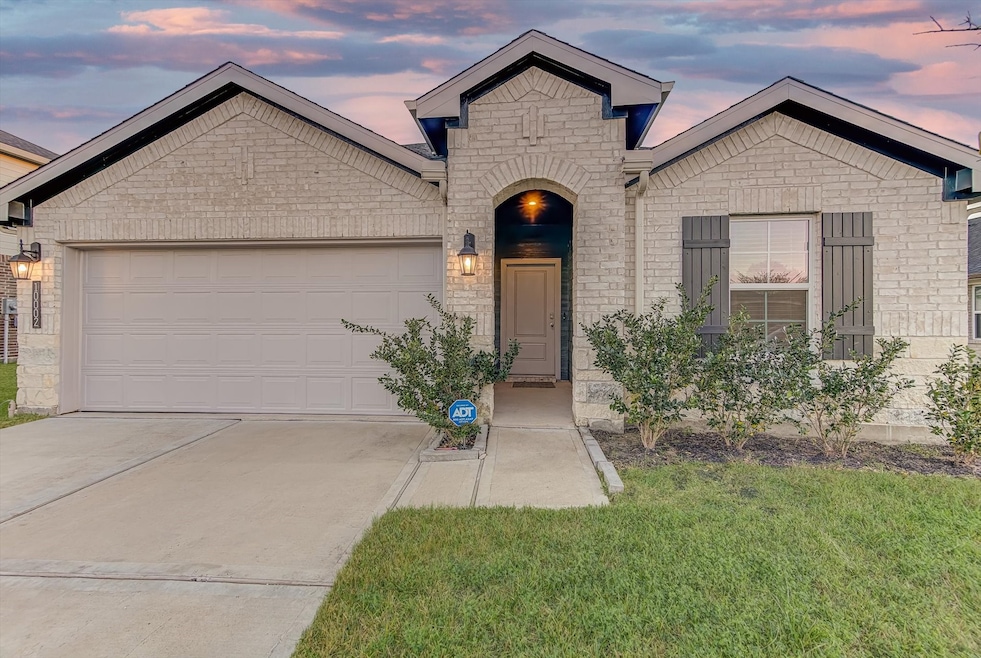 10002 Palm Royal Dr, Baytown, TX 77521 - photo 1