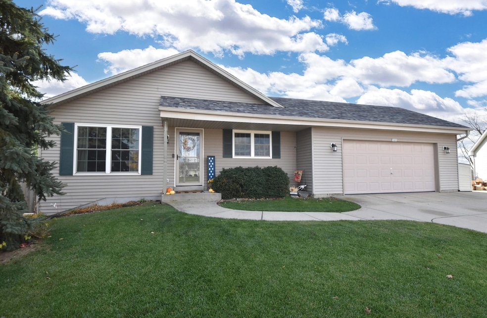 1087 Cleveland Ave, Hartford, WI 53027 - photo 1