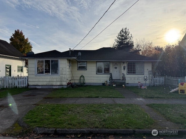 720 W Chestnut St, Centralia, WA 98531 - photo 1