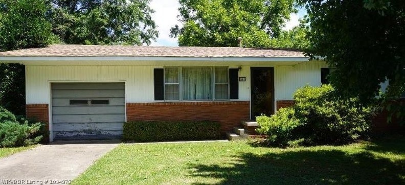 301 NE E St, Stigler, OK 74462 - photo 1