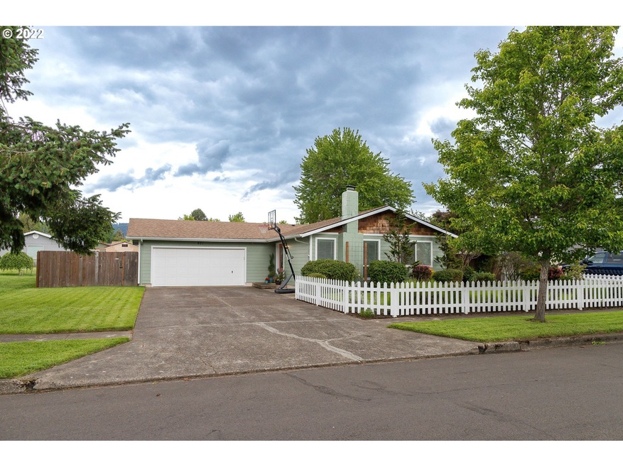 801 E Pinehurst Dr, Newberg, OR 97132 - photo 1