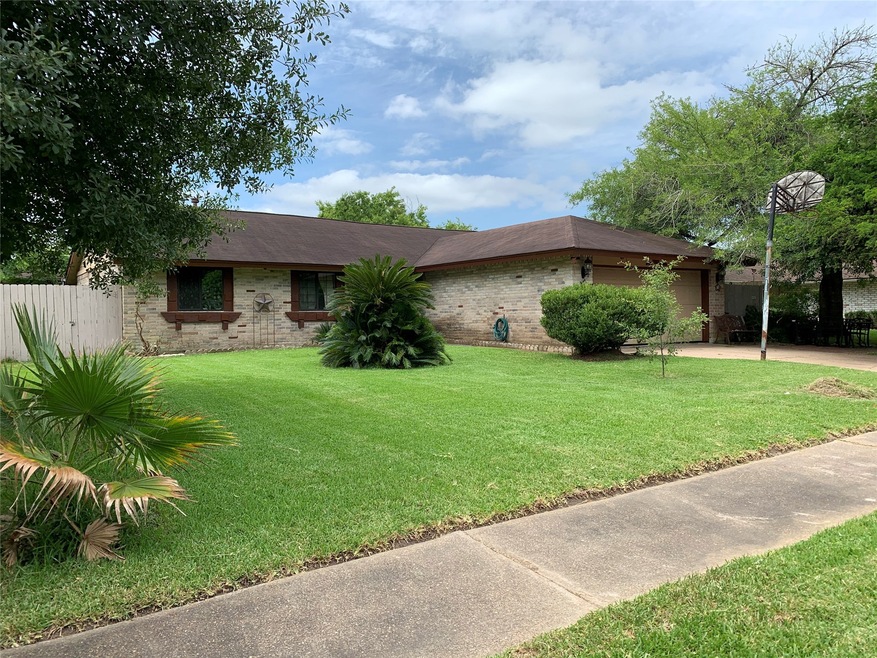 8410 Gulf Tree Ln, Houston, TX 77075 - photo 1