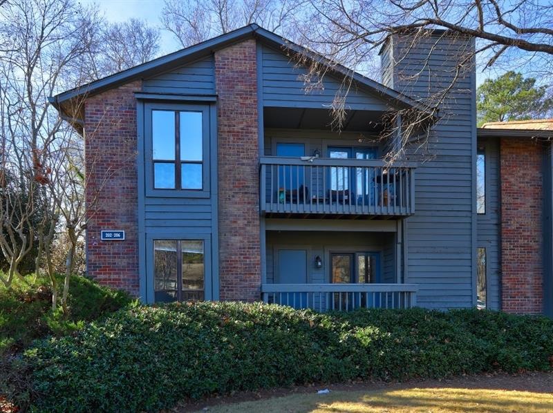 Welcome to beautiful wooded Tuxworth Springs condo