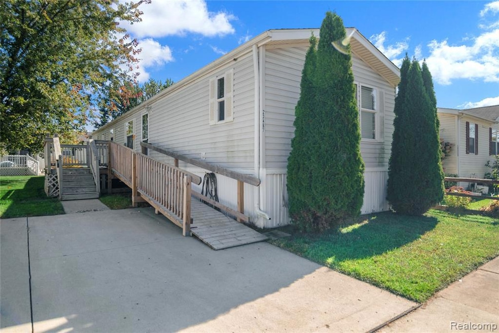 23467 Manor Rd N, New Boston, MI 48164 - photo 1