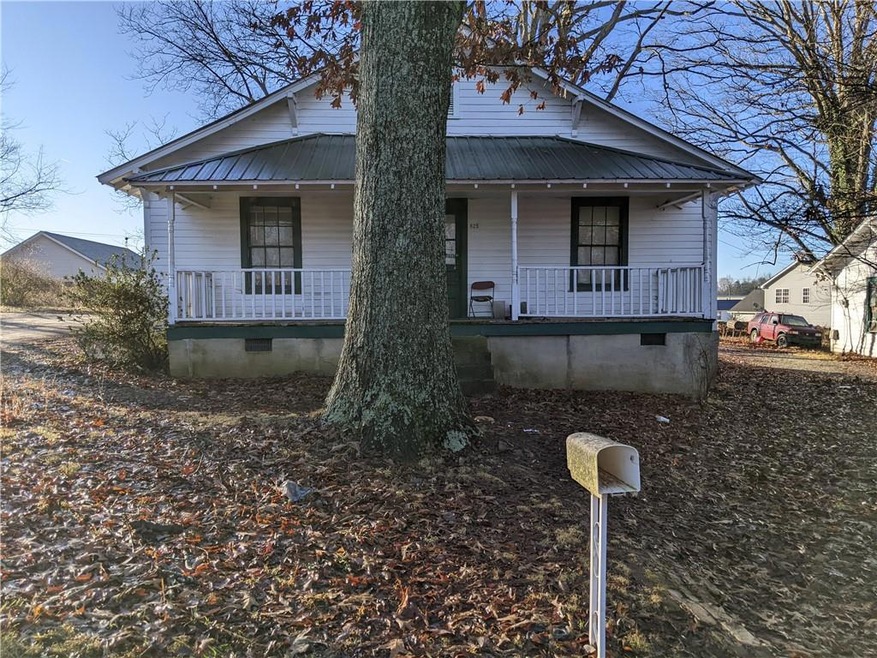 925 Wallace St, Statesville, NC 28677 - photo 1