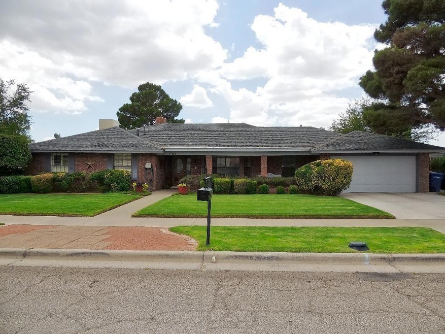 11113 Leo Collins Dr, El Paso, TX 79936 - photo 1