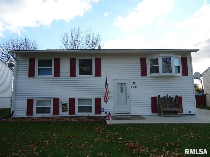 1921 W 68th St, Davenport, IA 52806 - photo 1