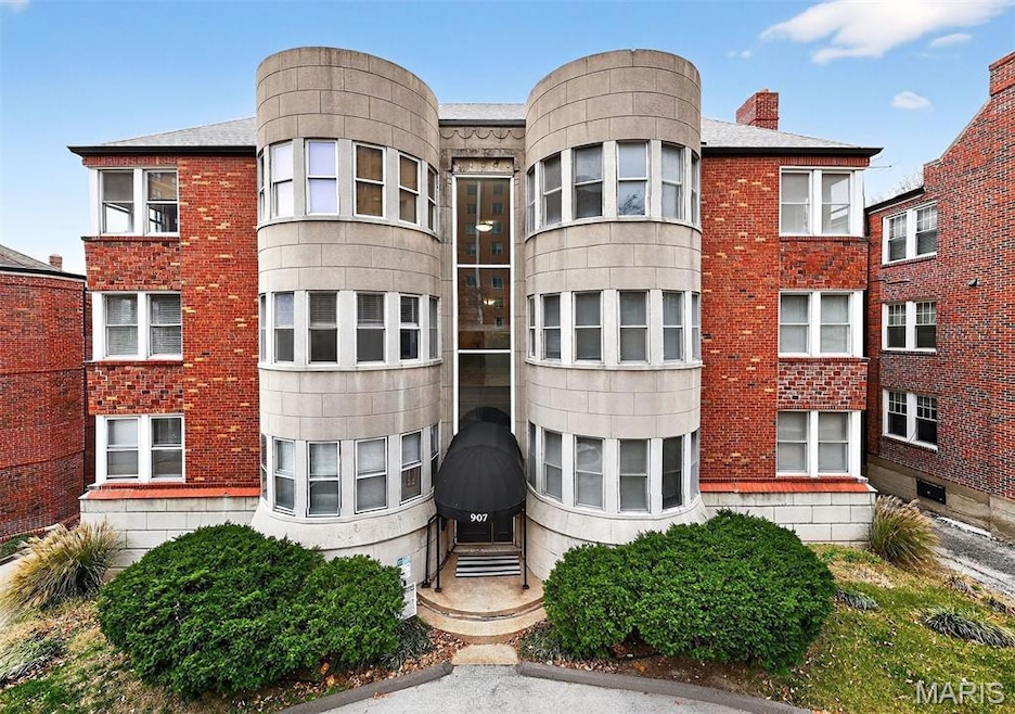 907 S Hanley Rd unit 5, Saint Louis, MO 63105 - photo 1