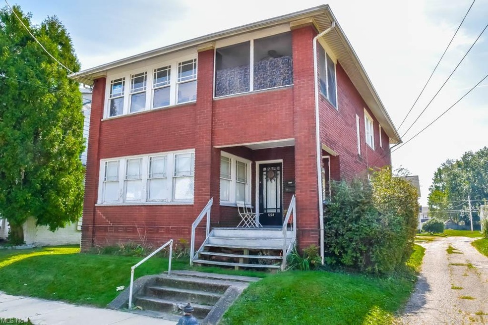 Updated up/down duplex with 2 bedrooms, 1 full bat