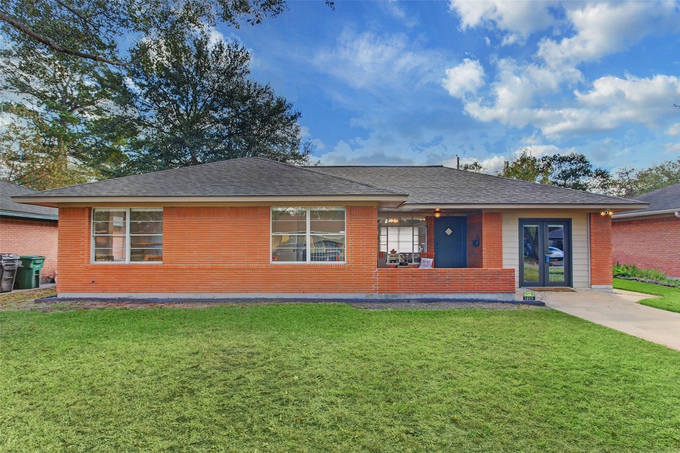 1015 W 31st St, Houston, TX 77018 - photo 1