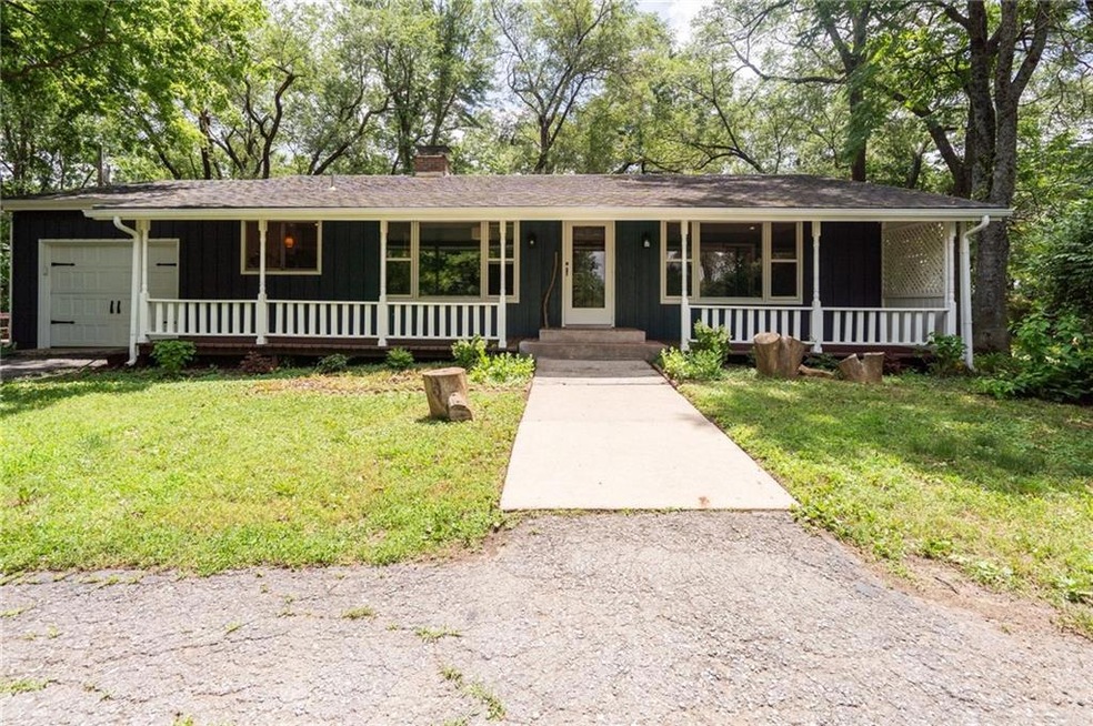 1211 N 1800 Rd, Lawrence, KS 66049 - photo 1