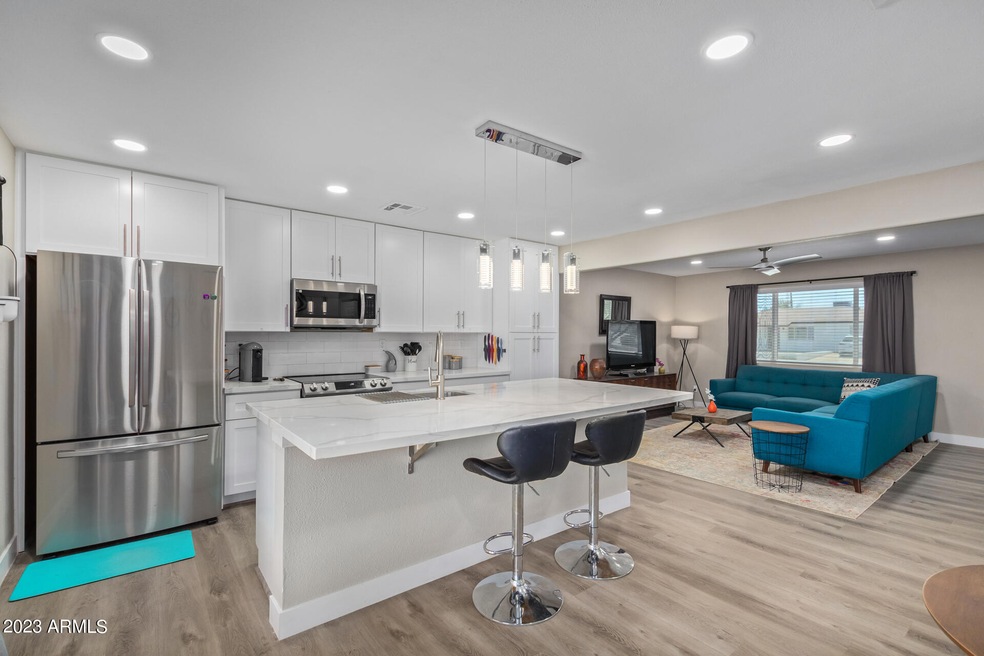 9841 N 10th St, Phoenix, AZ 85020 - photo 1