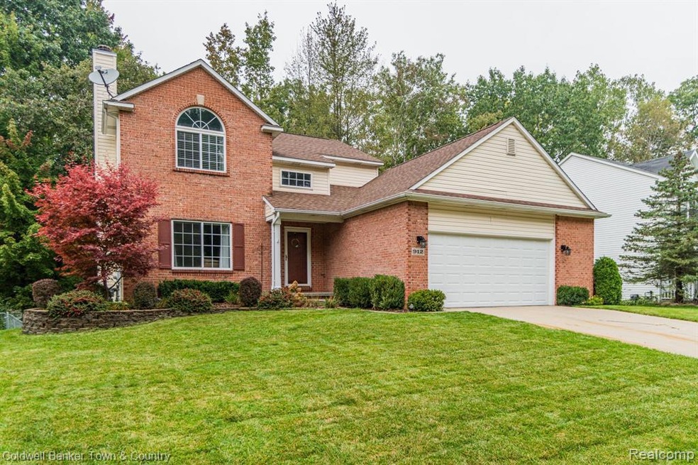 912 Bay Crossing Dr, Waterford, MI 48327 - photo 1