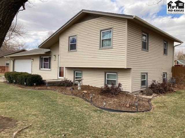 1107 Eastmoor Dr, McPherson, KS 67460 - photo 1