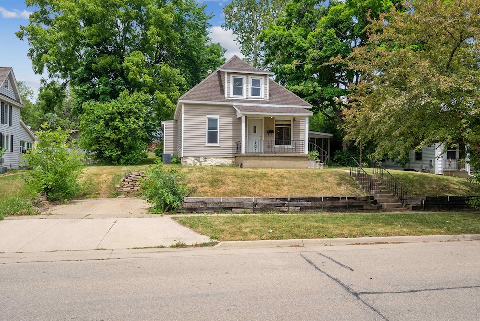 1223 W 19th St, Cedar Falls, IA 50613 - photo 1