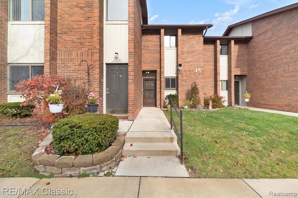 33689 Pondview Circle, Livonia