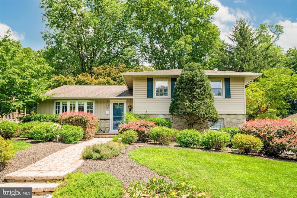 1152 S Lehigh Cir, Swarthmore, PA 19081 - photo 1