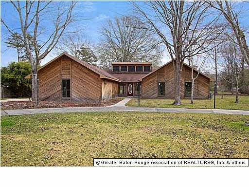 Notice : Beautiful treed lot with welcoming circular drive.