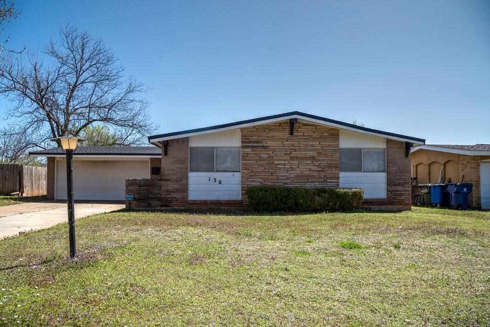 136 Lakewood Blvd, Duncan, OK 73533 - photo 1