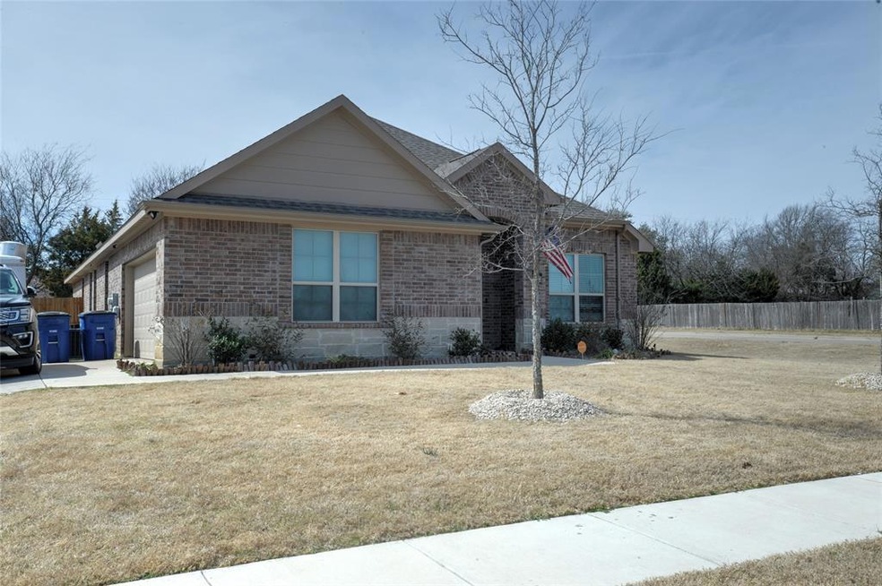 907 Royse Ridge Rd, Ennis, TX 75119 - photo 1