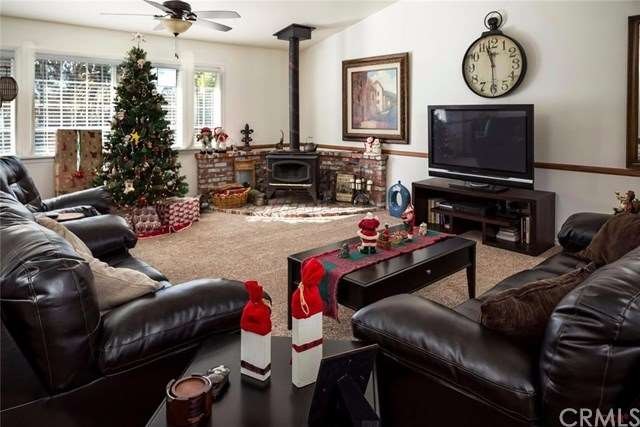 Gorgeous great room with vaulted ceilings!