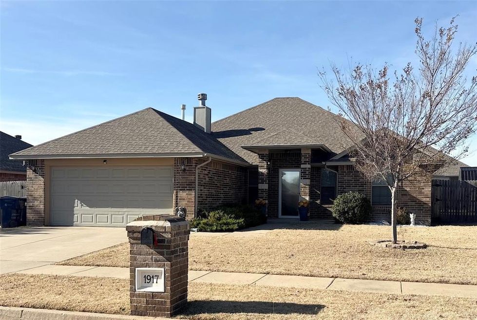 1917 Hebron Ct, Yukon, OK 73099 - photo 1