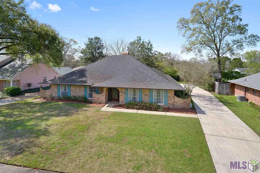 Great location between Towne Center and Perkins Ro