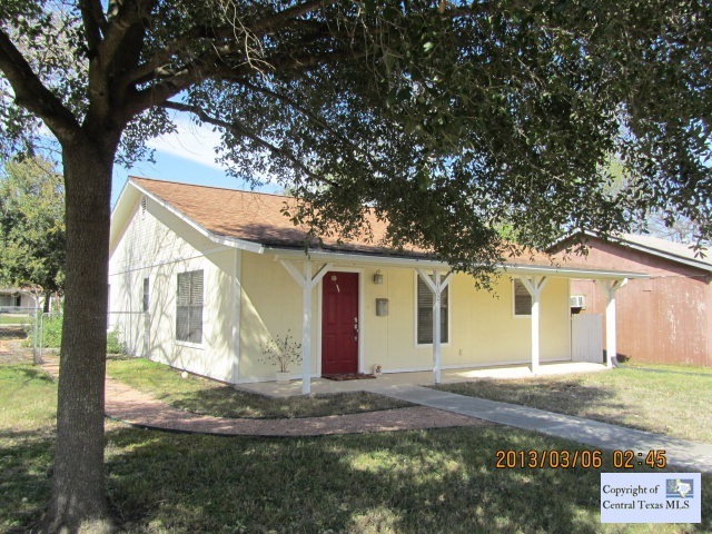 702 E Cedar St, Seguin, TX 78155 - photo 1