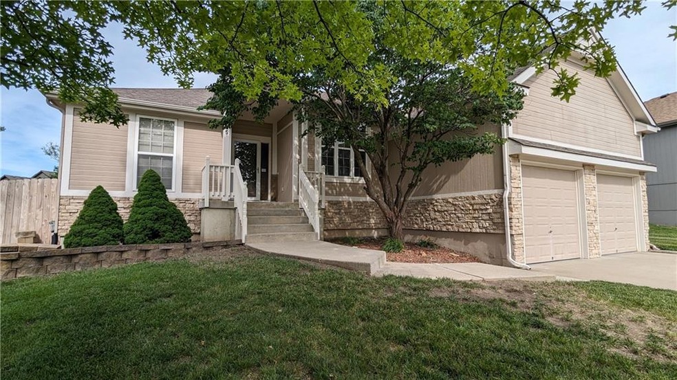 325 Eagle Glen Dr, Raymore, MO 64083 - photo 1