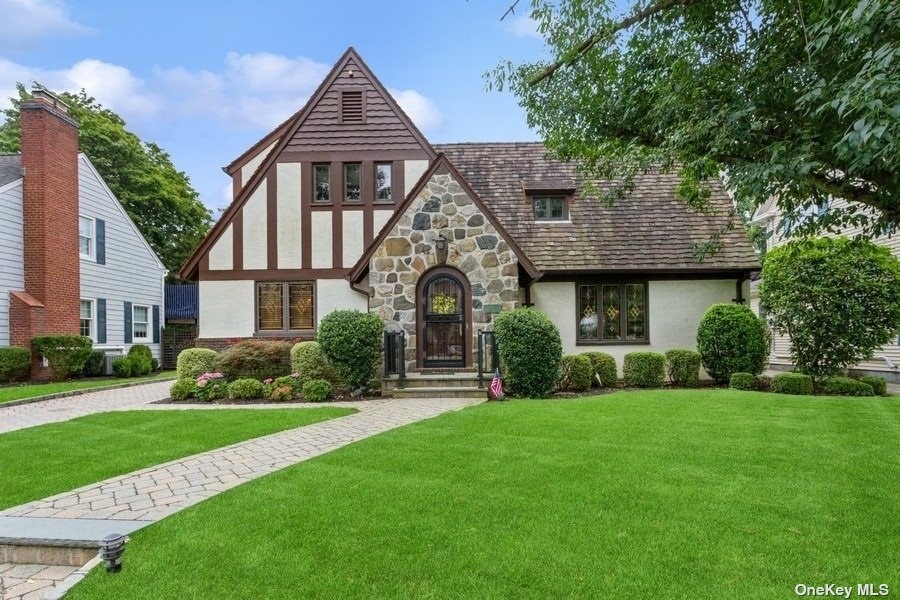 Sold $1,360,000 • Co-Listing Agent