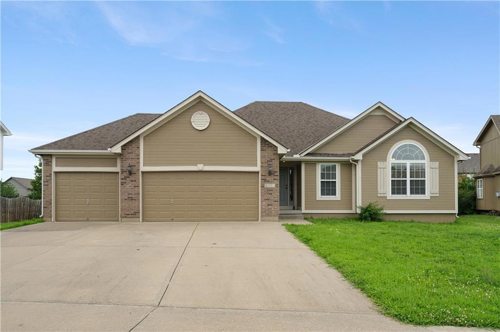 4413 SW Flintrock Dr, Lees Summit, MO 64082 - photo 1