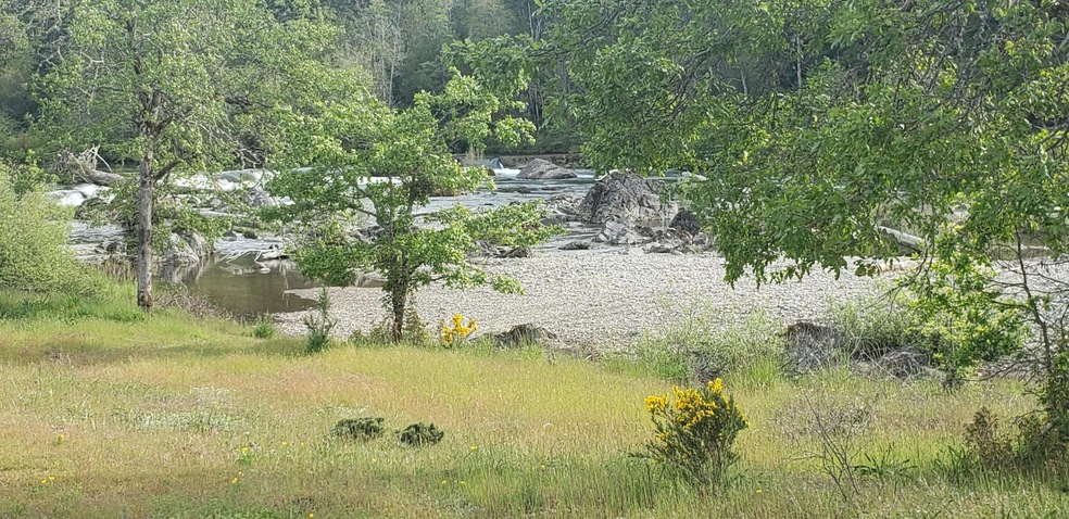 Pomeroy dam in background.