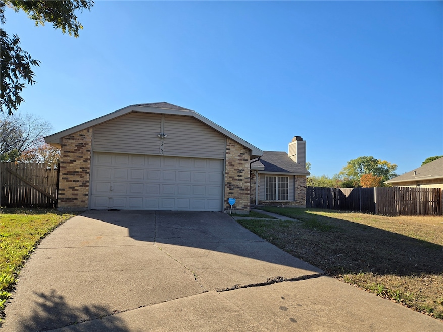 5216 Kemp Dr, Arlington, TX 76018 - photo 1