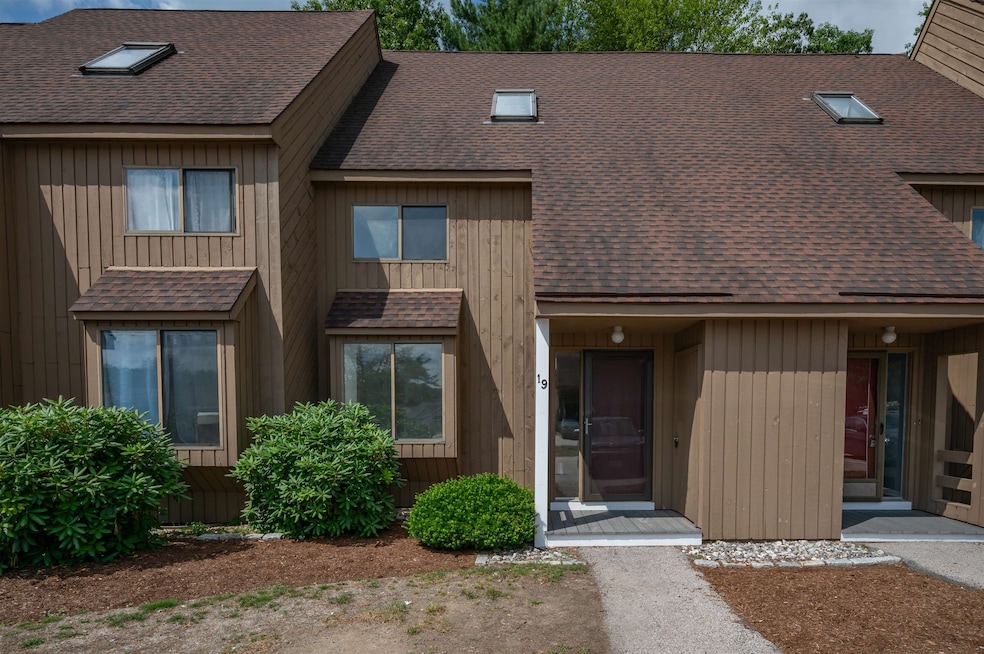 19 Clinton Ct, MerriMacK, NH 03054 - photo 1