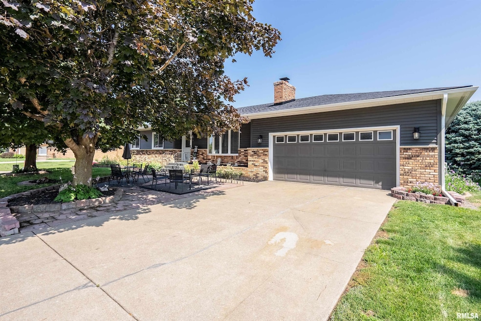 250 W Parkview Dr, Walcott, IA 52773 MLS RMAQC4244972