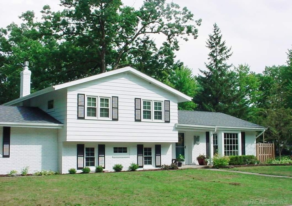 3030 W Village Ln, Port Huron, MI 48060 - photo 1