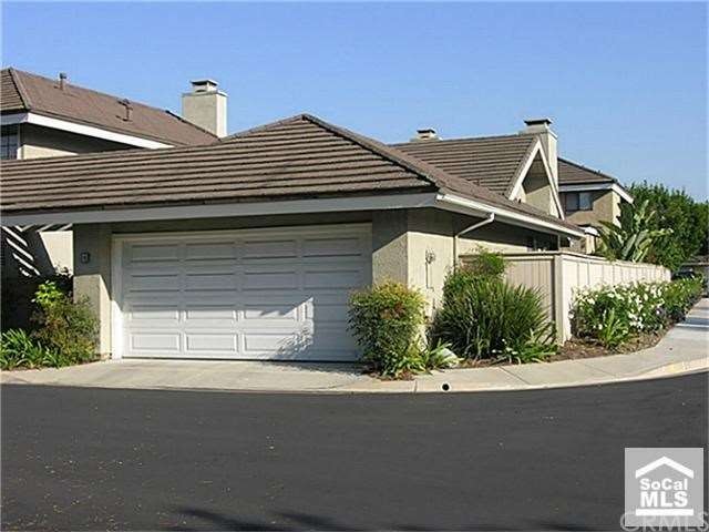 Single Story 2 bedroom, 2 bath end unit in Woodbri