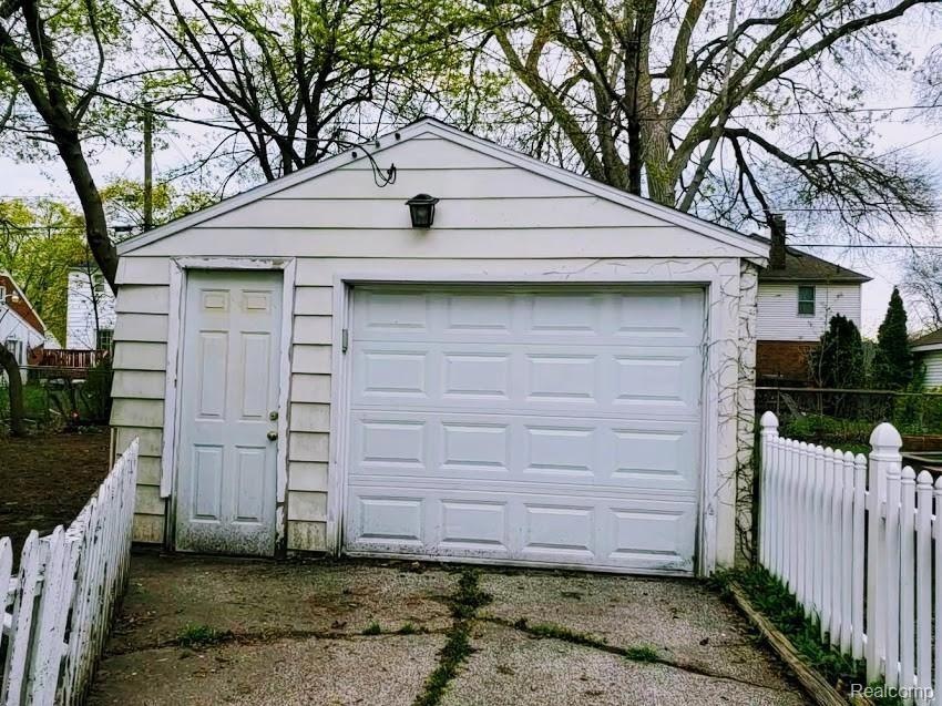 Garage - front exterior.jpg