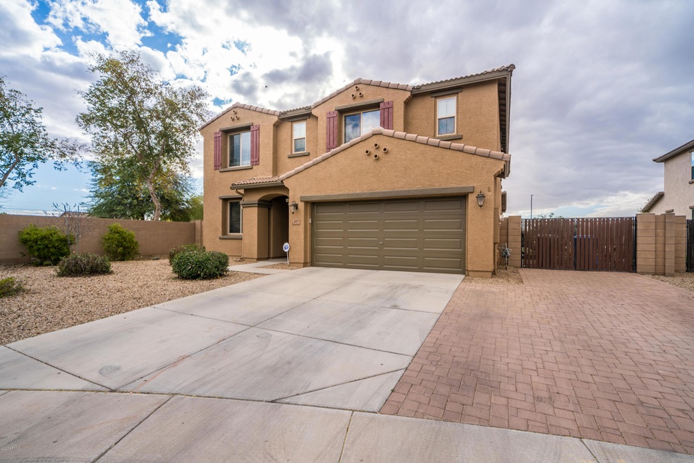 Large side yard with RV Gate