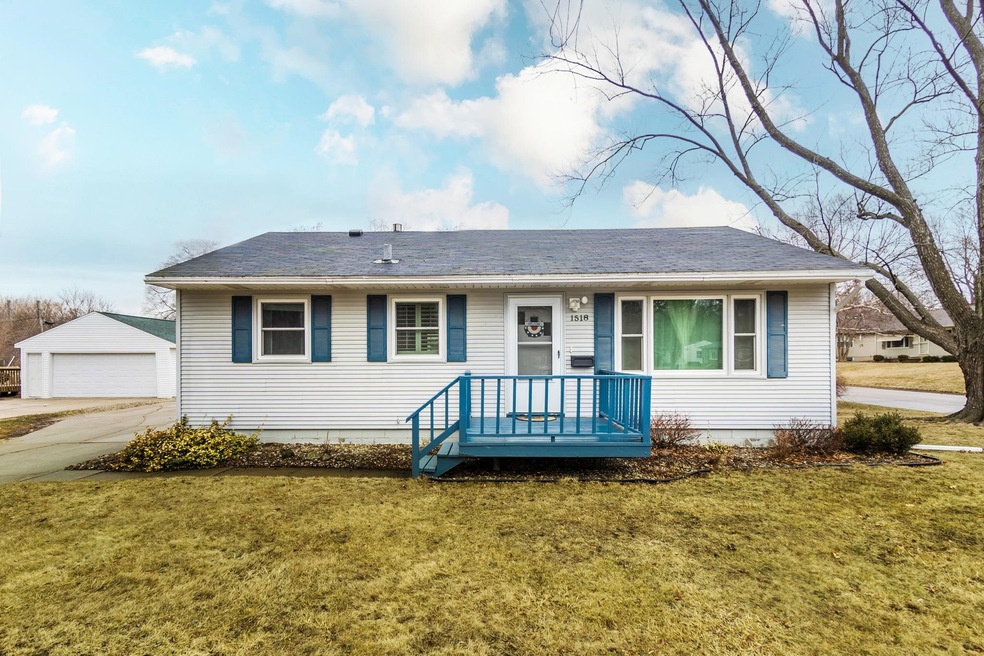 1518 Hawthorne Dr, Cedar Falls, IA 50613 - photo 1