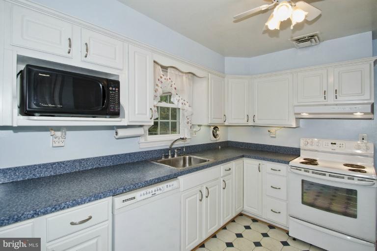 3417 Oakhurst Dr, Burtonsville, MD 20866 - photo 1