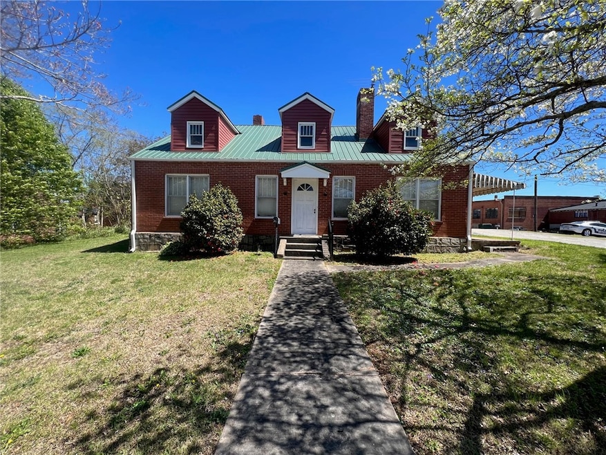 106 N College St, Walhalla, SC 29691 - photo 1