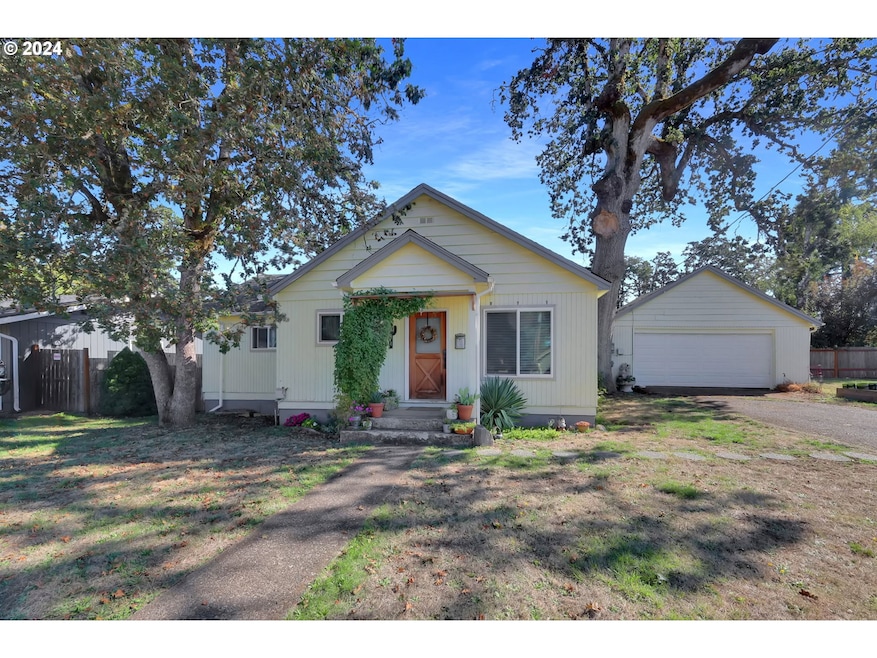 334 N 8th St, Cottage Grove, OR 97424 - photo 1