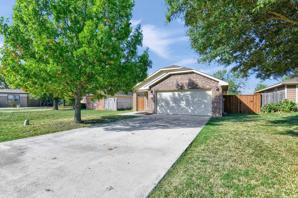 202 Candlewood Cir, Gainesville, TX 76240 - photo 1