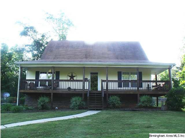 Nice view of the front of this home with a large p