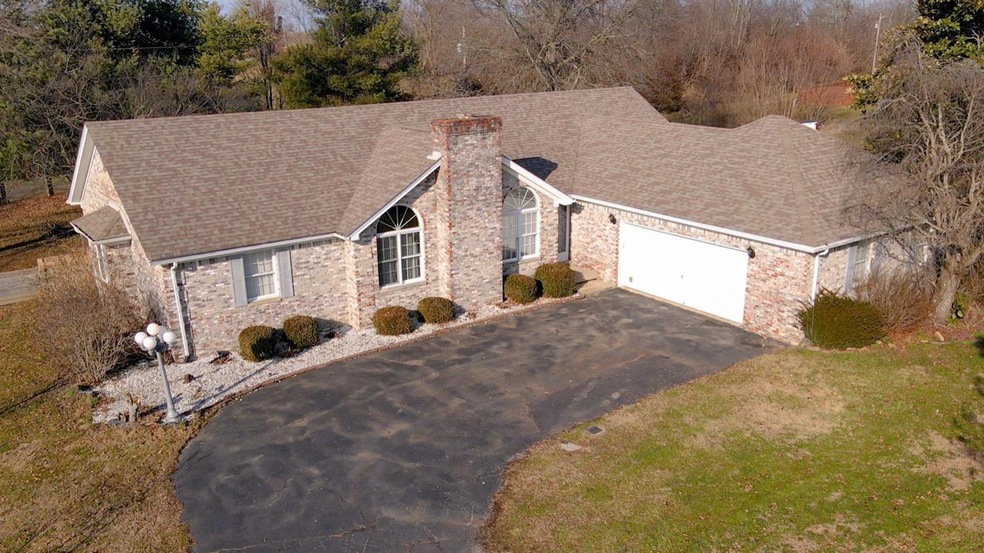 135 Hickory St, Harrodsburg, KY 40330 - photo 1