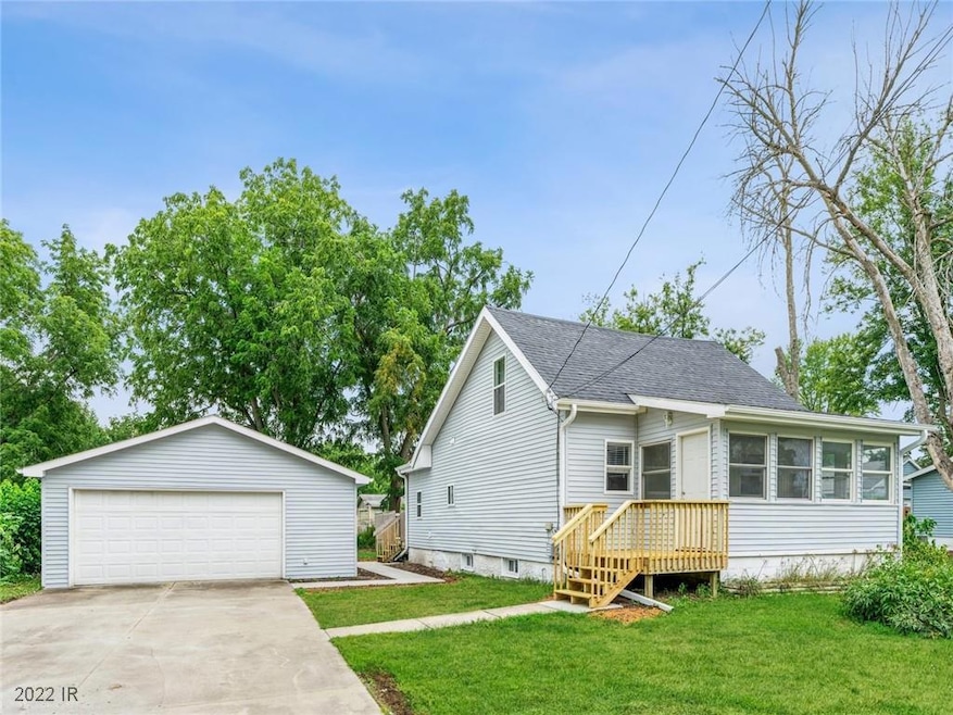 817 N 8th Ave E, Newton, IA 50208 - photo 1