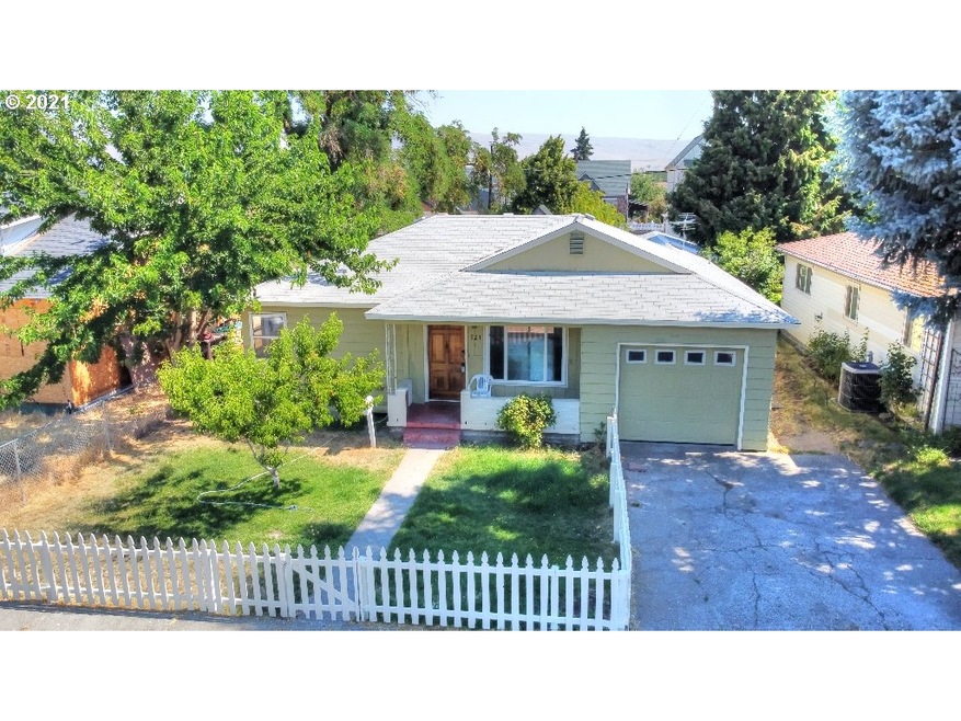 921 W 11th St, the Dalles, OR 97058 - photo 1