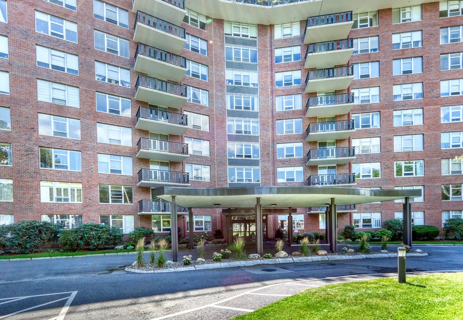 Imperial Towers unit 802, Chestnut Hill, MA 02467 - photo 1